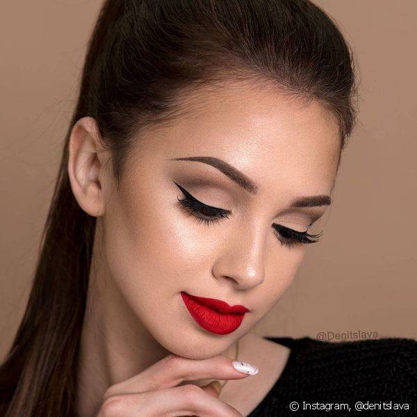As arianas podem investir em uma make básica com o batom vermelho bem destacado na maquiagem para o Dia dos Namorados (Foto: Instagram @denitslava)